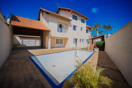 Casa à venda com 340m², 5 quartos e 6 vagas Casa à venda com 340m², 5 quartos e 6 vagasPiscina