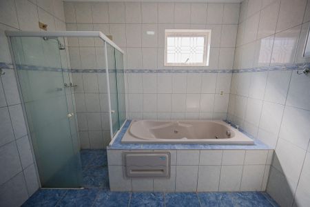 Casa à venda com 340m², 5 quartos e 6 vagas Casa à venda com 340m², 5 quartos e 6 vagasBanheiro 1