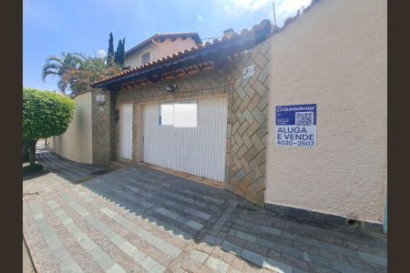 Casa à venda com 340m², 5 quartos e 6 vagas Casa à venda com 340m², 5 quartos e 6 vagasFachada