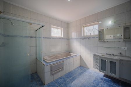 Casa à venda com 340m², 5 quartos e 6 vagas Casa à venda com 340m², 5 quartos e 6 vagasBanheiro 1