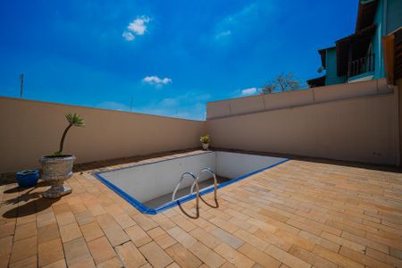 Casa à venda com 340m², 5 quartos e 6 vagas Casa à venda com 340m², 5 quartos e 6 vagasPiscina