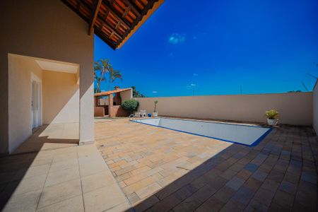 Casa à venda com 340m², 5 quartos e 6 vagas Casa à venda com 340m², 5 quartos e 6 vagasQuintal