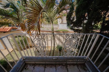 Casa à venda com 340m², 5 quartos e 6 vagas Casa à venda com 340m², 5 quartos e 6 vagasSacada