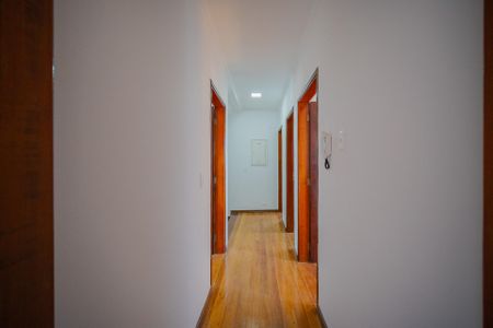 Casa à venda com 340m², 5 quartos e 6 vagas Casa à venda com 340m², 5 quartos e 6 vagasCorredor