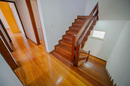 Casa à venda com 340m², 5 quartos e 6 vagas Casa à venda com 340m², 5 quartos e 6 vagasCorredor