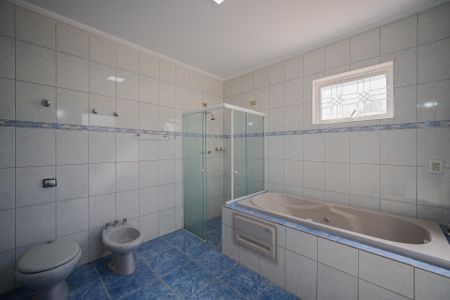 Casa à venda com 340m², 5 quartos e 6 vagas Casa à venda com 340m², 5 quartos e 6 vagasBanheiro 1