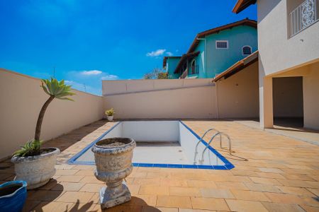 Casa à venda com 340m², 5 quartos e 6 vagas Casa à venda com 340m², 5 quartos e 6 vagasPiscina