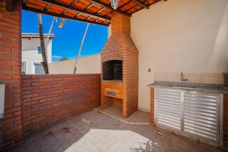 Casa à venda com 340m², 5 quartos e 6 vagas Casa à venda com 340m², 5 quartos e 6 vagasChurrasqueira