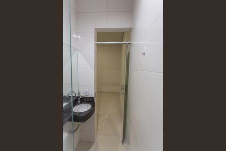 Banheiro Social de kitnet/studio para alugar com 1 quarto, 20m² em Santo Andre, Belo Horizonte