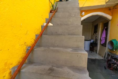 Casa à venda com 150m², 2 quartos e 2 vagas Casa à venda com 150m², 2 quartos e 2 vagasEscada