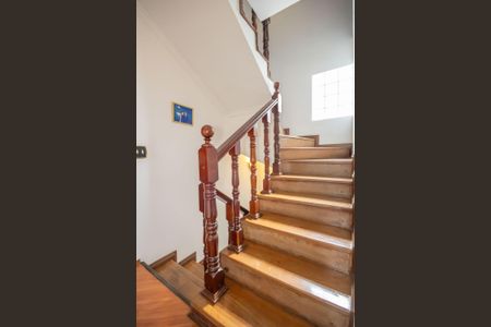 Casa à venda com 255m², 3 quartos e 4 vagas Casa à venda com 255m², 3 quartos e 4 vagasEscada