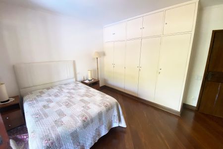 Casa à venda com 696m², 4 quartos e 4 vagas Casa à venda com 696m², 4 quartos e 4 vagasquarto 1