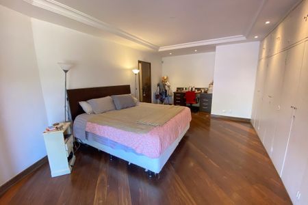 Casa à venda com 696m², 4 quartos e 4 vagas Casa à venda com 696m², 4 quartos e 4 vagasquarto 4