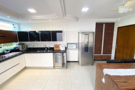 Casa à venda com 696m², 4 quartos e 4 vagas Casa à venda com 696m², 4 quartos e 4 vagascozinha