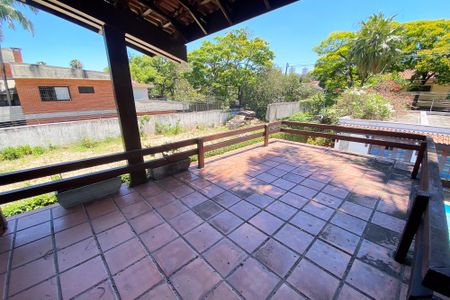 Casa à venda com 696m², 4 quartos e 4 vagas Casa à venda com 696m², 4 quartos e 4 vagasvaranda quarto 4