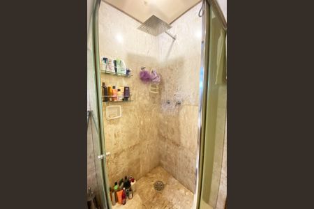 Casa à venda com 696m², 4 quartos e 4 vagas Casa à venda com 696m², 4 quartos e 4 vagasbanheiro quarto 4