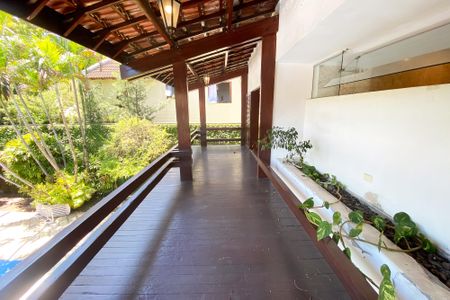 Casa à venda com 696m², 4 quartos e 4 vagas Casa à venda com 696m², 4 quartos e 4 vagasvaranda quartos