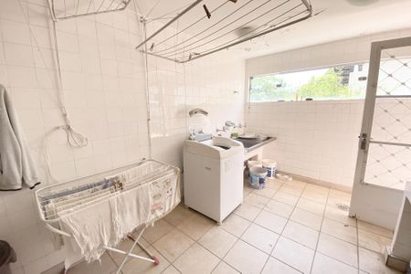 Casa à venda com 696m², 4 quartos e 4 vagas Casa à venda com 696m², 4 quartos e 4 vagaslavanderia