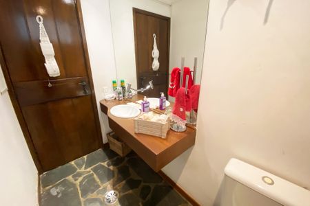 Casa à venda com 696m², 4 quartos e 4 vagas Casa à venda com 696m², 4 quartos e 4 vagaslavabo