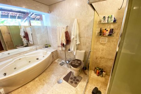 Casa à venda com 696m², 4 quartos e 4 vagas Casa à venda com 696m², 4 quartos e 4 vagasbanheiro quarto 4