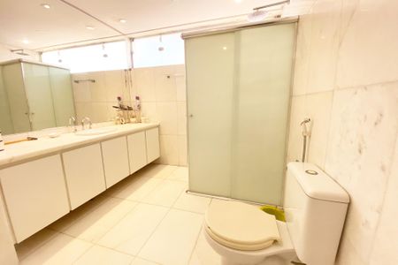 Casa à venda com 696m², 4 quartos e 4 vagas Casa à venda com 696m², 4 quartos e 4 vagasbanheiro quarto 3