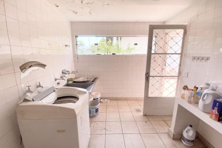 Casa à venda com 696m², 4 quartos e 4 vagas Casa à venda com 696m², 4 quartos e 4 vagaslavanderia