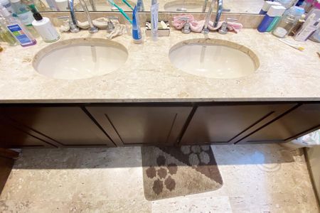 Casa à venda com 696m², 4 quartos e 4 vagas Casa à venda com 696m², 4 quartos e 4 vagasbanheiro quarto 4