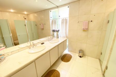 Casa à venda com 696m², 4 quartos e 4 vagas Casa à venda com 696m², 4 quartos e 4 vagasbnaheiro corredor