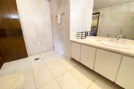 Casa à venda com 696m², 4 quartos e 4 vagas Casa à venda com 696m², 4 quartos e 4 vagasbanheiro quarto 3