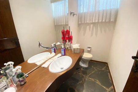 Casa à venda com 696m², 4 quartos e 4 vagas Casa à venda com 696m², 4 quartos e 4 vagaslavabo