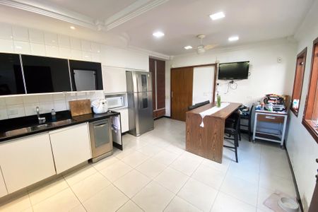 Casa à venda com 696m², 4 quartos e 4 vagas Casa à venda com 696m², 4 quartos e 4 vagascozinha