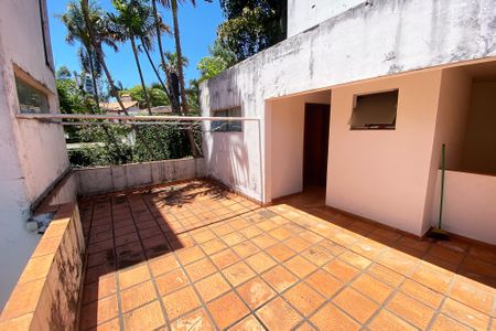 Casa à venda com 696m², 4 quartos e 4 vagas Casa à venda com 696m², 4 quartos e 4 vagaslavanderia