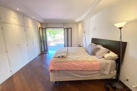 Casa à venda com 696m², 4 quartos e 4 vagas Casa à venda com 696m², 4 quartos e 4 vagasquarto 4