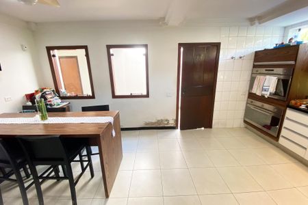 Casa à venda com 696m², 4 quartos e 4 vagas Casa à venda com 696m², 4 quartos e 4 vagascozinha