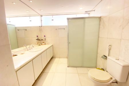 Casa à venda com 696m², 4 quartos e 4 vagas Casa à venda com 696m², 4 quartos e 4 vagasbanheiro quarto 3