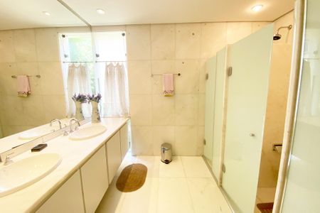 Casa à venda com 696m², 4 quartos e 4 vagas Casa à venda com 696m², 4 quartos e 4 vagasbnaheiro corredor