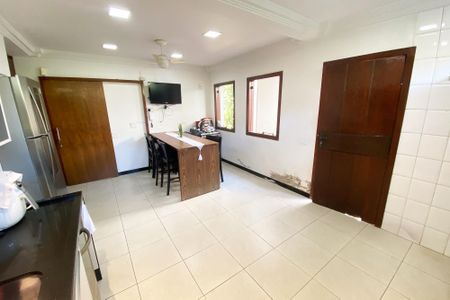 Casa à venda com 696m², 4 quartos e 4 vagas Casa à venda com 696m², 4 quartos e 4 vagascozinha