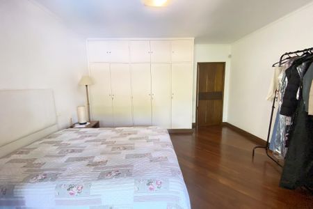 Casa à venda com 696m², 4 quartos e 4 vagas Casa à venda com 696m², 4 quartos e 4 vagasquarto 1