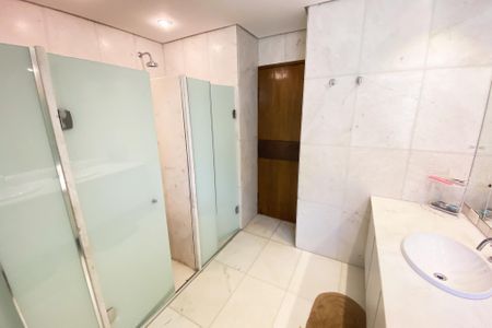 Casa à venda com 696m², 4 quartos e 4 vagas Casa à venda com 696m², 4 quartos e 4 vagasbnaheiro corredor