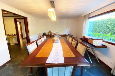 Casa à venda com 696m², 4 quartos e 4 vagas Casa à venda com 696m², 4 quartos e 4 vagassala de jantar