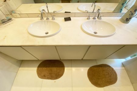 Casa à venda com 696m², 4 quartos e 4 vagas Casa à venda com 696m², 4 quartos e 4 vagasbnaheiro corredor