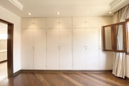 Casa à venda com 696m², 4 quartos e 4 vagas Casa à venda com 696m², 4 quartos e 4 vagasquarto 3