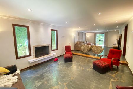 Casa à venda com 696m², 4 quartos e 4 vagas Casa à venda com 696m², 4 quartos e 4 vagassala de estar 1