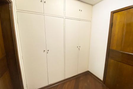 Casa à venda com 696m², 4 quartos e 4 vagas Casa à venda com 696m², 4 quartos e 4 vagascloset quarto 4