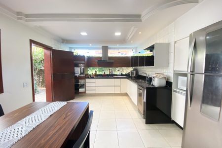 Casa à venda com 696m², 4 quartos e 4 vagas Casa à venda com 696m², 4 quartos e 4 vagascozinha