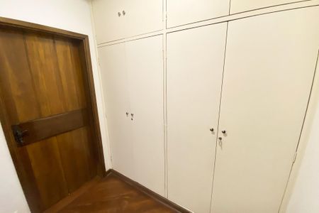 Casa à venda com 696m², 4 quartos e 4 vagas Casa à venda com 696m², 4 quartos e 4 vagascloset quarto 4