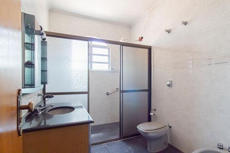 Casa à venda com 300m², 4 quartos e 4 vagas Casa à venda com 300m², 4 quartos e 4 vagasBanheiro