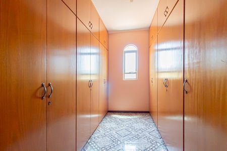 Casa à venda com 300m², 4 quartos e 4 vagas Casa à venda com 300m², 4 quartos e 4 vagasCloset da Suite