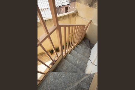 Casa à venda com 107m², 4 quartos e 2 vagas Casa à venda com 107m², 4 quartos e 2 vagasEscada