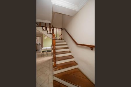 Casa à venda com 107m², 4 quartos e 2 vagas Casa à venda com 107m², 4 quartos e 2 vagasEscada